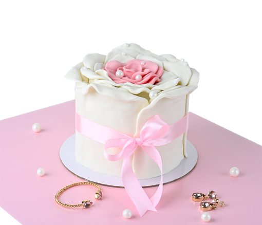 Cake and Jewellery Bundle in Dubai